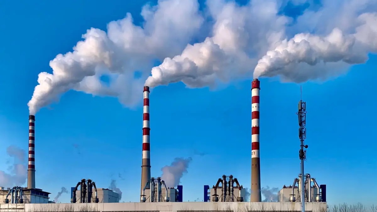 industria pib contaminacion co2 fabrica 1974x1110 1