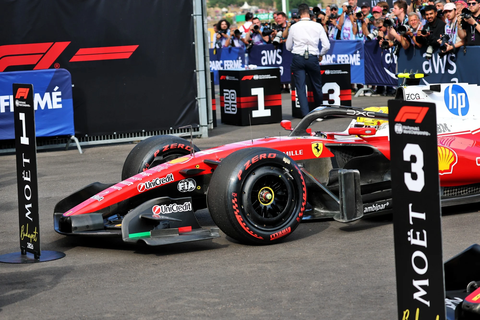 Lewis Hamilton (GBR) Scuderia Ferrari SF-26, deuxième place, dans le parc fermé de qualification.
